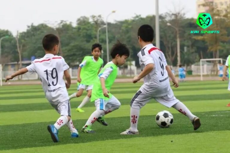 Lớp học bóng đá trẻ em tại Long Biên